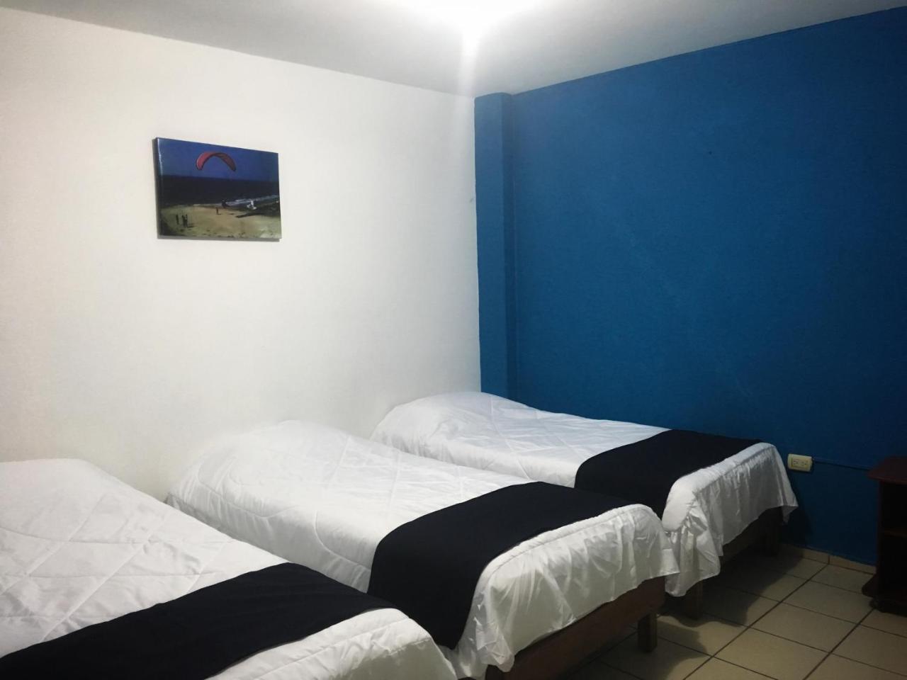 Hostal Albatros Manta Esterno foto